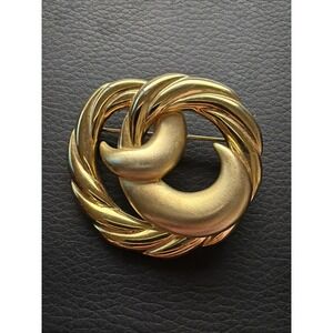 Vintage Signed Tara Twisted Knot Brushed & Polished Gold Tone Brooch